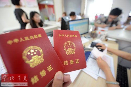 资料图片：新人在民政局展示刚领取的结婚证。