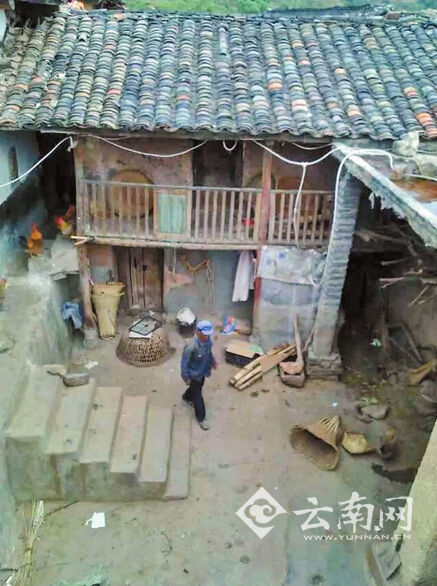 钱智远守在家中，盼望女儿早日回家。