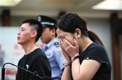 昨日上午，杀死儿子的贾利园在庭审时一直痛哭，多次重复着“对不起，我不是故意的。”一同受审的是她的丈夫王远志。