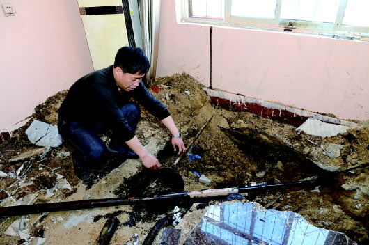 胜利油田集输总厂孤岛分厂护卫二中队队长给记者讲述嫌疑人如何在地下焊接油罐。