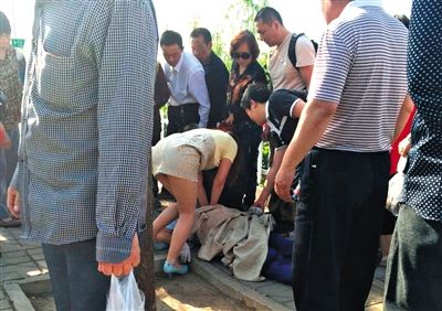 昨日上午，941快车行驶至靛厂锦园路段时，司机杨勇突发疾病，乘客在为他做心脏按压抢救。