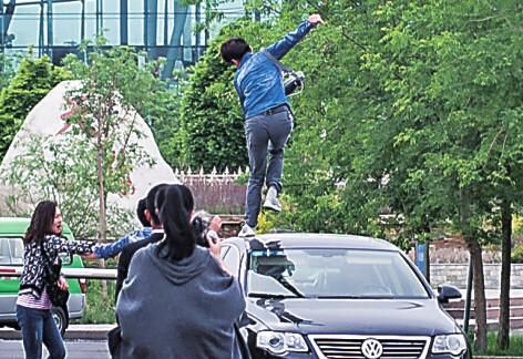 12日脚剁大众牌轿车的男子被处7日行政拘留