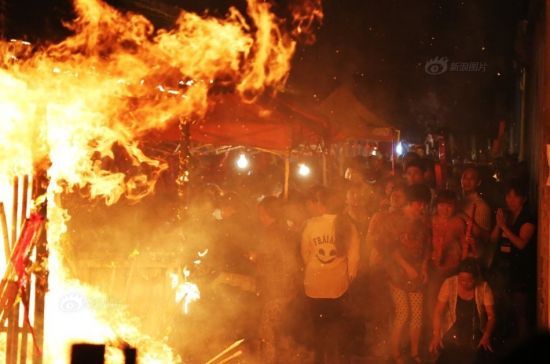 香客们不断将手中的香火扔进火堆里，引燃了“神树”下方的石棉瓦顶棚和百余根祈福带，过旺的香火火势一时间难以控制，险象环生。