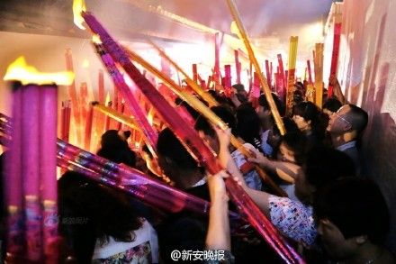 近10余名保安人员闻讯赶来，用尽了8支灭火器仍未能有效控制火势，又从附近的陪读出租屋内不停运送自来水不间断灭火，才得已彻底控制火势。