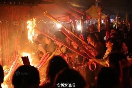 图为凌晨夜里，蜂拥抢烧头香的家长们。