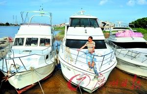 林东站在自己的游艇上。