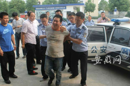 男子被捕后一直在笑