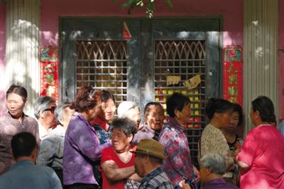 6月6日7点半平原里体验店，老人们排起长队等待进店“治疗”。