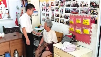 体验店“老师”用“离子刷”为一位老人治疗关节痛。