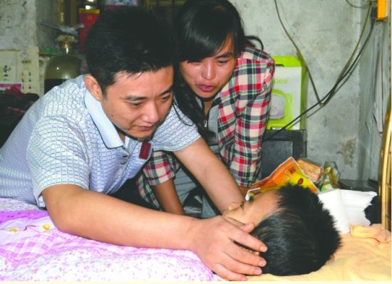 父亲见到儿子，流下了悔恨的泪