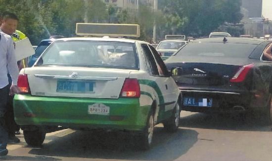 出租车“追尾”超百万元捷豹轿车 新文化记者 樊亮 摄 
