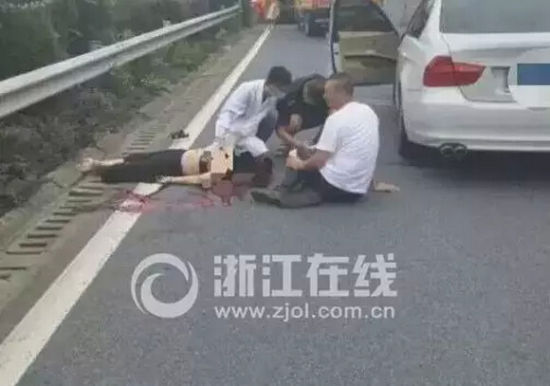 事故现场，周先生瘫坐在被撞妻子的身旁