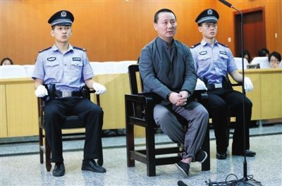 被控诈骗的田福生在庭审时神情自若。