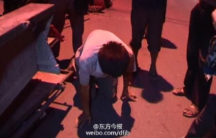 李师傅跪地痛苦