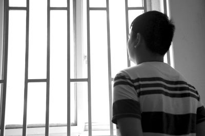 张辉望着窗外出神。京华时报记者王晓飞摄