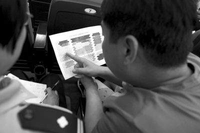 演出开始前，李林在与民警交流。