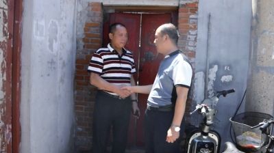 社区戒毒民警来到张林（左）家进行督导。京华时报通讯员 梁建新 摄