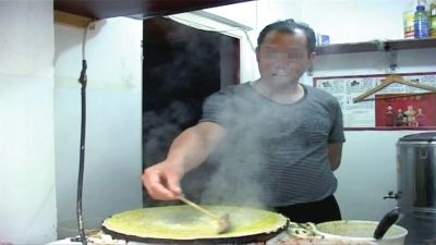 张林在小摊上摊煎饼。京华时报通讯员 梁建新 摄