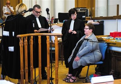 当地时间25日，法国杜埃，被控自1989年起杀害8名婴儿的多米妮克·科特雷出庭受审。