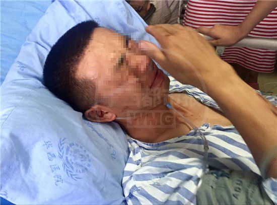 男子躺在病床上