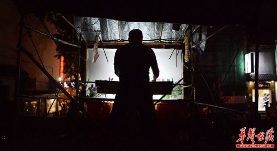 老朱两腿叉开，专注地表演着。整场表演他都必须保持这个姿势。 