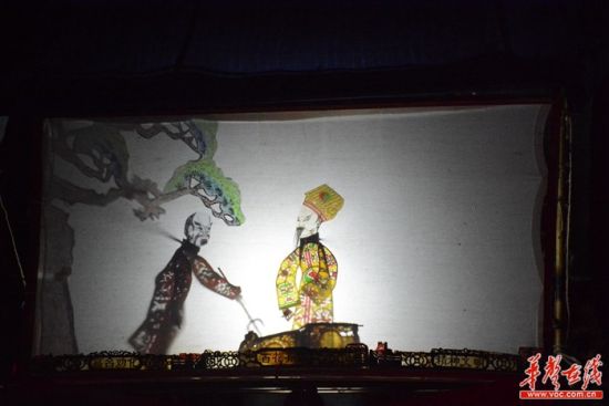 剧目《东郭先生和狼》正在上演。