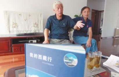 老两口讲述自驾游的故事 新文化记者 王强 摄 