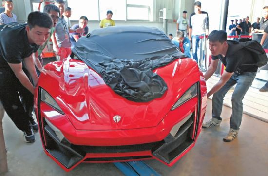 众人“捧”来9400万元的莱肯跑车 新文化记者 孙立国 摄 