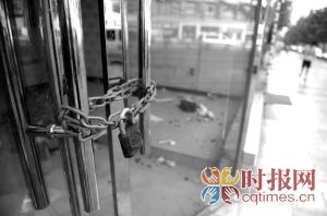 渝北龙华大道的一个饭店，餐馆大门紧锁，店里面已经被搬空