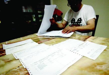 罗先生向记者出示多家医院的检查报告　/晨报记者　张佳琪