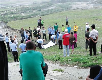 7月20日，其中一名溺水男孩被打捞出水，已无生命体征。 @飞去不可梁争 摄