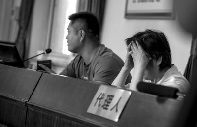 李某母子俩神情黯然。京华时报记者 蒲东峰 摄
