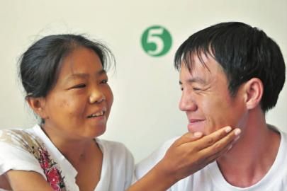 王芳不知道勇才什么样子，只能用手去摸 新文化记者 孙立国 摄 