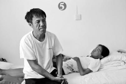 张勇才希望妻子能坚强地活下去 新文化记者 孙立国 摄 