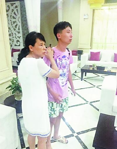 遇难女子家属很悲伤。