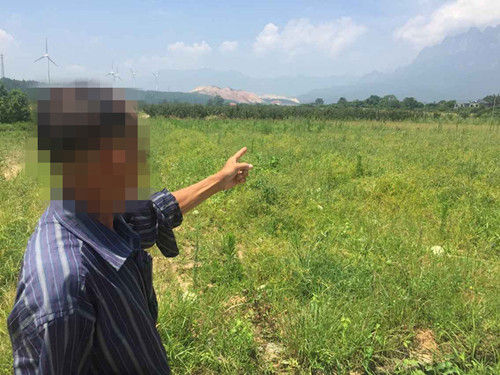 图为陈大爷指认自己躲藏的地点