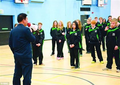 邹老师带领学生进行集体活动。