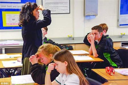 杨老师教学生做眼保健操。