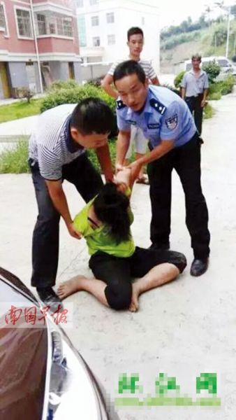 王某被民警从楼上解救下来。网友“Chris”摄