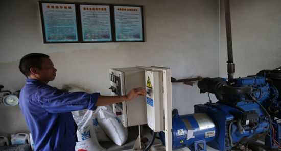 黄自友在井站泵房工作。金立旺 摄 新华社/中国特稿社