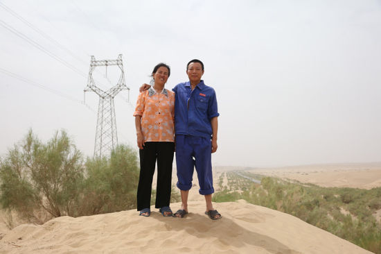 沙漠公路守护者，来自四川的黄自友和周慧丰夫妇守护着沙漠公路井站。 金立旺 摄  新华社/中国特稿社