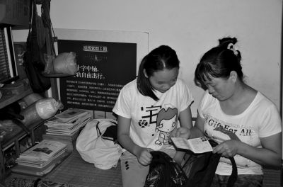 妈妈和姐姐在翻看郑陈伟的书包。京华时报记者韩林君摄