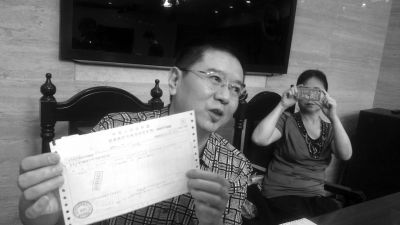 桑女士的爱人在庭上展示征缴税款单。京华时报记者张淑玲摄