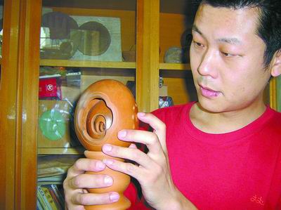 如果谁能仿造出自己的作品五层吊球,愿把自己位于大连的"邢良坤陶瓷