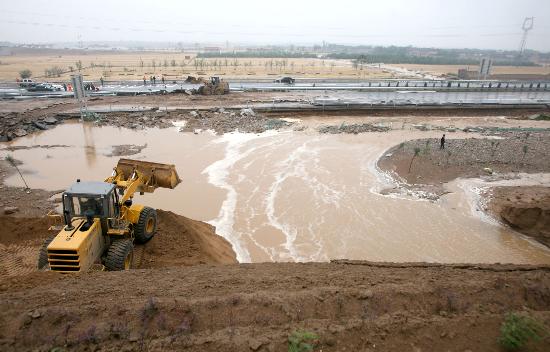 图文:山西稷山县一蓄水池决口造成侯禹高速路受损(2)