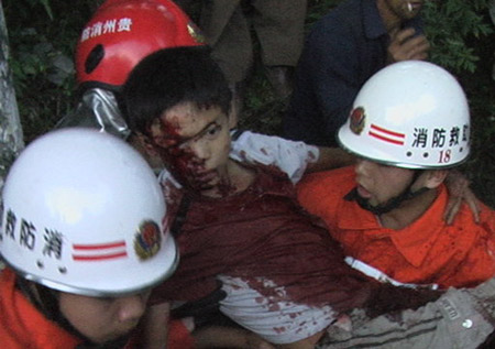 组图:消防员血泊中抱出遭车祸男孩