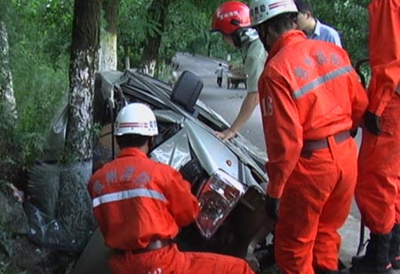 组图:消防员血泊中抱出遭车祸男孩