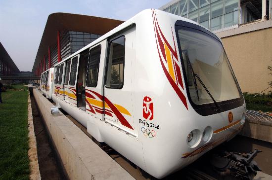 图文首都机场旅客捷运系统小火车亮相1