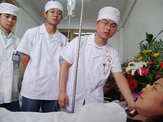 图文:湖北襄樊首批男护士上岗