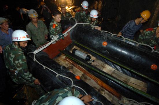 图文:宜万铁路野三关隧道发生特大透水事故(2)